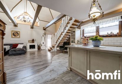 Dworkowy dom w ciszy i otoczeniu lasu