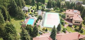 Dom-willa z basenem i kortem tenisowym w górach