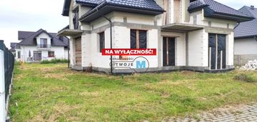 Dom na prestiżowym osiedu w chmielniku