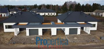 Dom z garażem i wiatą w bryle budynku