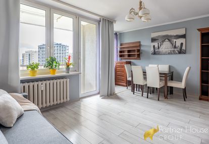 Ustawne mieszkanie z zamknięta kuchnią z oknem