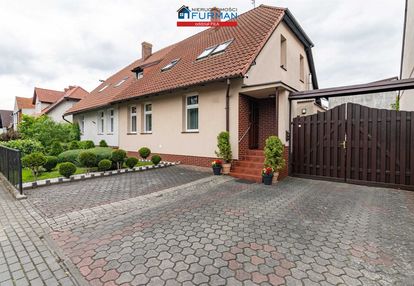 Dom w zabudowie bliźniaczej, budynek gosp., wiata