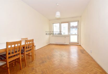 Dwa pokoje, cegła, duży balkon.