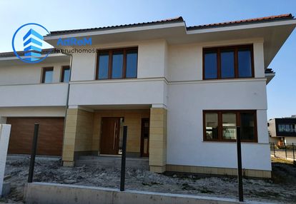 Elegancki dom z widokiem na las kabacki