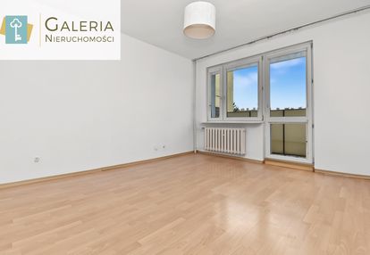 Trzy pokoje, drugie piętro, balkon