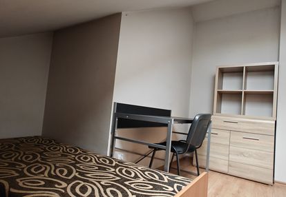 Pokój do wynajęcia w mieszkaniu 4-pokojowym.