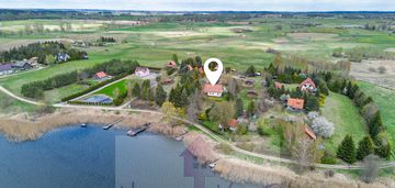 Dom nad jeziorem z pomostem mazury