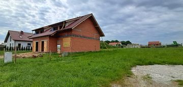 Dwie połowy domu na sprzedaż-zabudowa bliźniacza