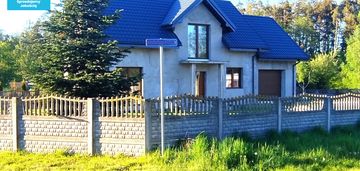 Funkcjonalny dom przy lesie i niedaleko od miasta.