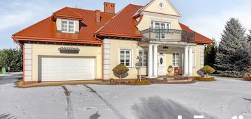 Baranów sandomierski - mały dworek przy zamku!