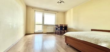 Pierwsze piętro, duży balkon, ogrodzony teren