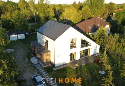 Nietuzinkowy dom w cichej okolicy góraszka