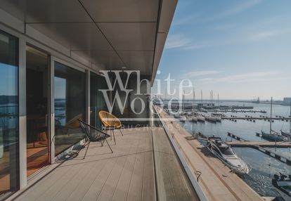 Yacht park, frontowy widok na marinę.