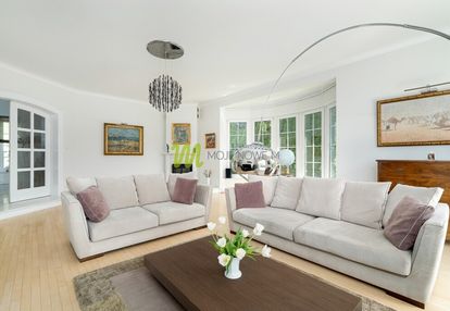 Rezydencja o rozłożystej bryle, podolany