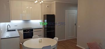 Salon z aneksem i dwie sypialnie, metro