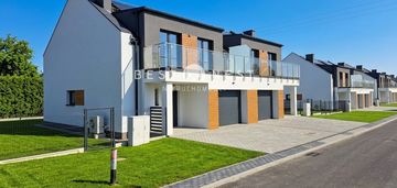 Nowoczesny dom z garażem w zabudowie bliźniaczej