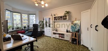 Jednopokojowe, słoneczne z oddzielną kuchnią.