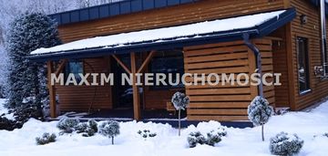 Przytulny kompaktowy dom z dużym ogrodem