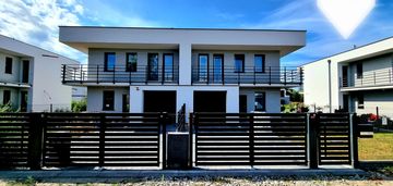 Bliźniak z podjazdem, garażem i narożnym ogrodem