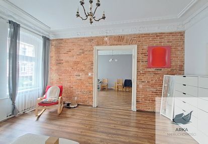 Trzy duże pokoje w klimatycznej kamienicy