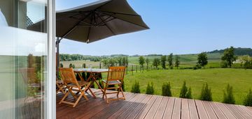 Wolnostojący dom na dużej działce.