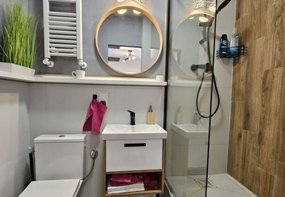 Całkowity koszt z mediami 1800 zł