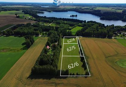 Uzbrojone działki przy plaży z pomostem.