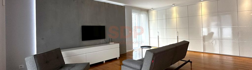 Luksusowy apartament w centrum z dużym balkonem.