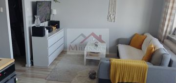 Małe, dwupokojowe mieszkanie z balkonem