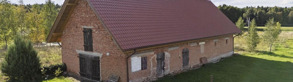 Ceglana stodoła z nowym dachem i projektem na mieszkania w waplewie