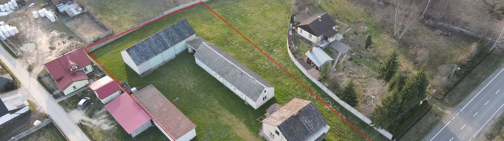 Dom z budynkami gospodarczymi i szeroką działką