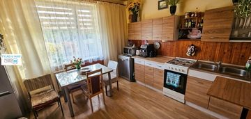 Przytulny domek wśród zieleni z dużym potencjałem.