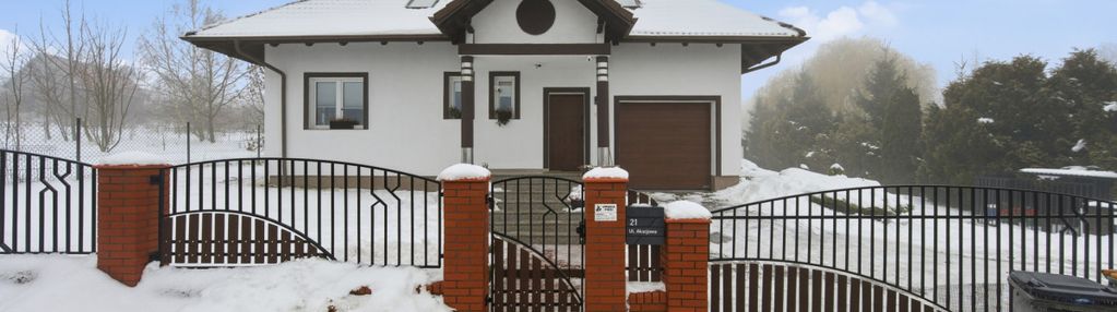 Dom wolnostojący z basenem, skowarcz