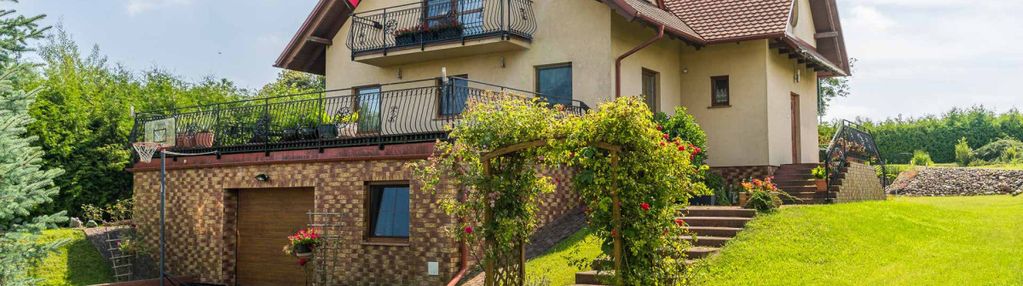 Piękny dom położony w malowniczej scenerii!