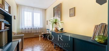 Mieszkanie do remontu w centrum dzielnicy.