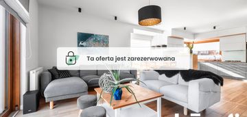 Przytulny dom w trawnikach