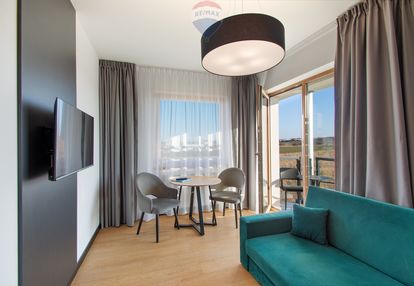 Apartament z basenem i restauracją sarbinowo
