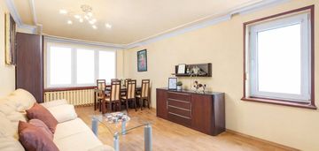 Bezpiecznie-wygodnie-blisko metra-parking