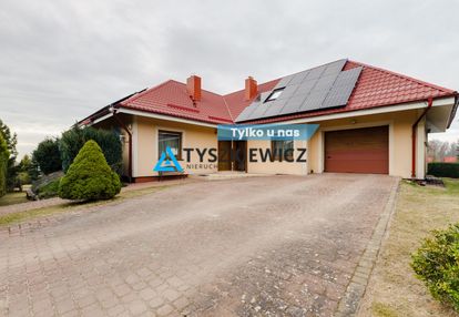 Dom blisko jeziora z fotowoltaiką i pompą ciepła