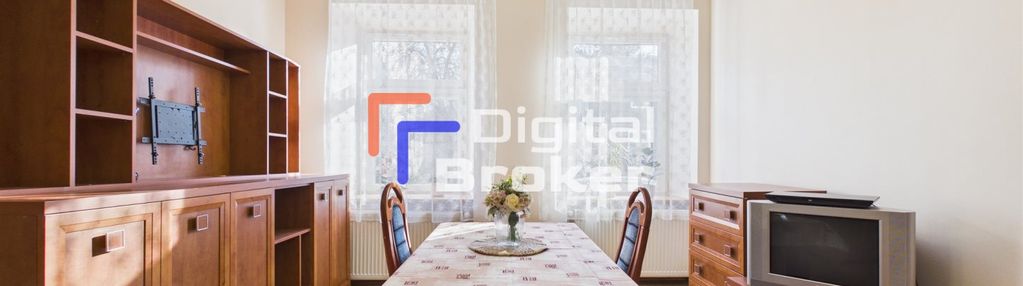 Osiedlowa uliczka przy skrzyżowaniu marszałków