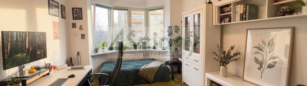 Jednopokojowe, słoneczne z oddzielną kuchnią.