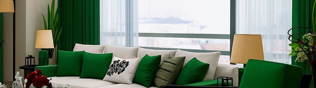 Duże okno w salonie - widok na las