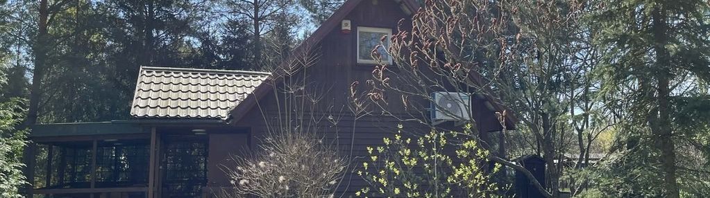 Domek za wałem bugu przy dzikiej plaży arciechów