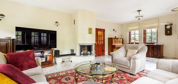 Dom typu dworek w zielonym józefowie