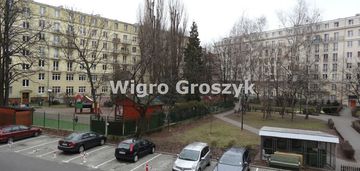 Blisko pl. zbawiciela,nieopodal metro politechnika