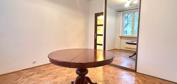 Obok sądu na solidarności bez mebli