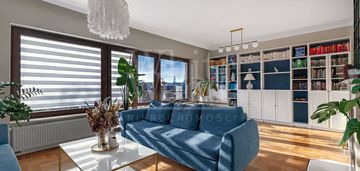 Przestronne 4 pokoje z dużym balkonem, 2 łazienki.