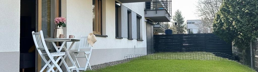 Zadbane, dwupokojowe z ogródkiem i miejscem postojowym podziemnym.