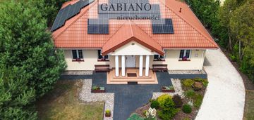 Parterowy dom wśród zieleni z pełnym wyposażeniem