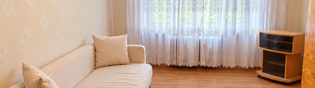 Przestronne, jasne 2 pokojowe w bloku z cegły.